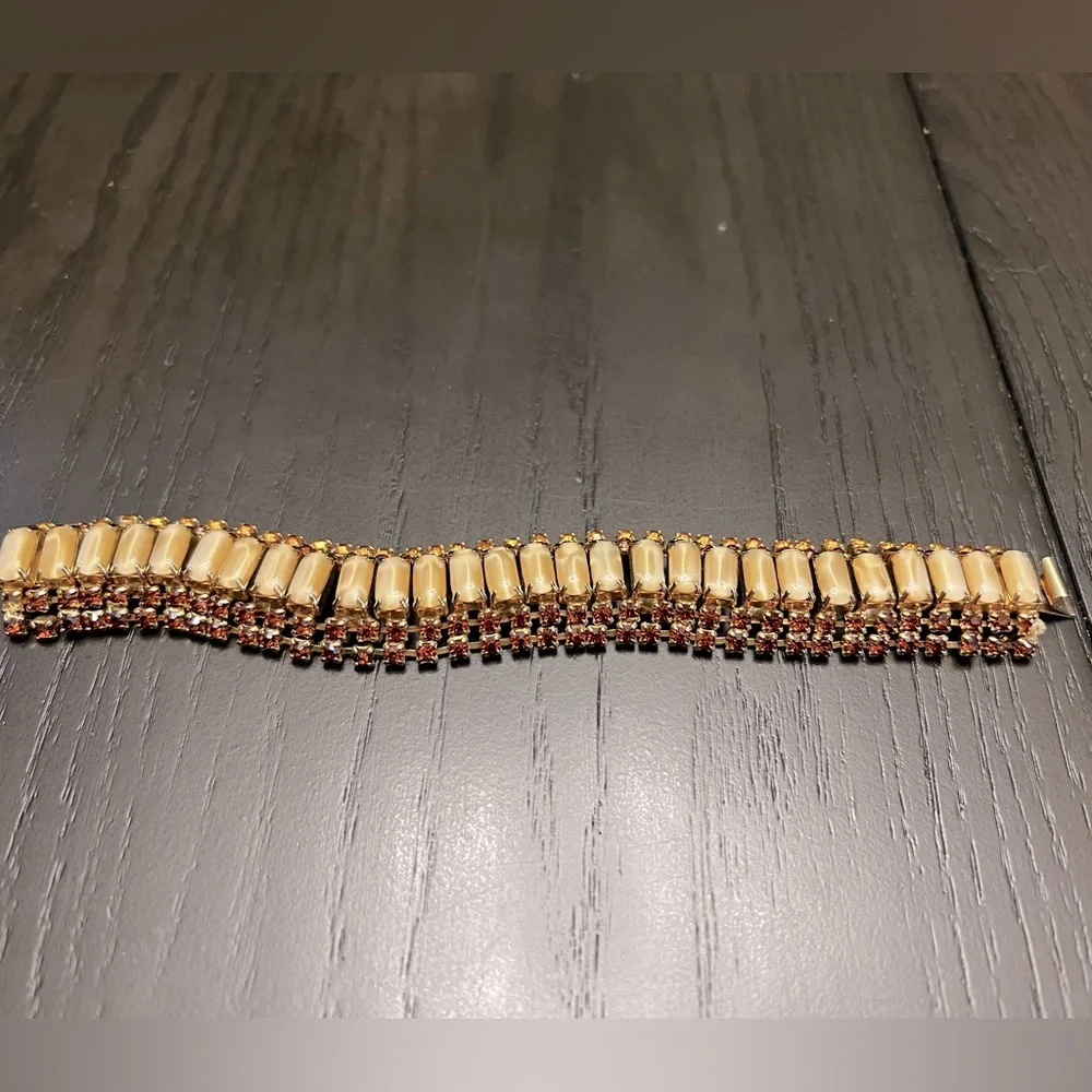 Estate Jewelry Bracelet in Amber, Beige, and Brown Gem Stones - Picture 4 of 6